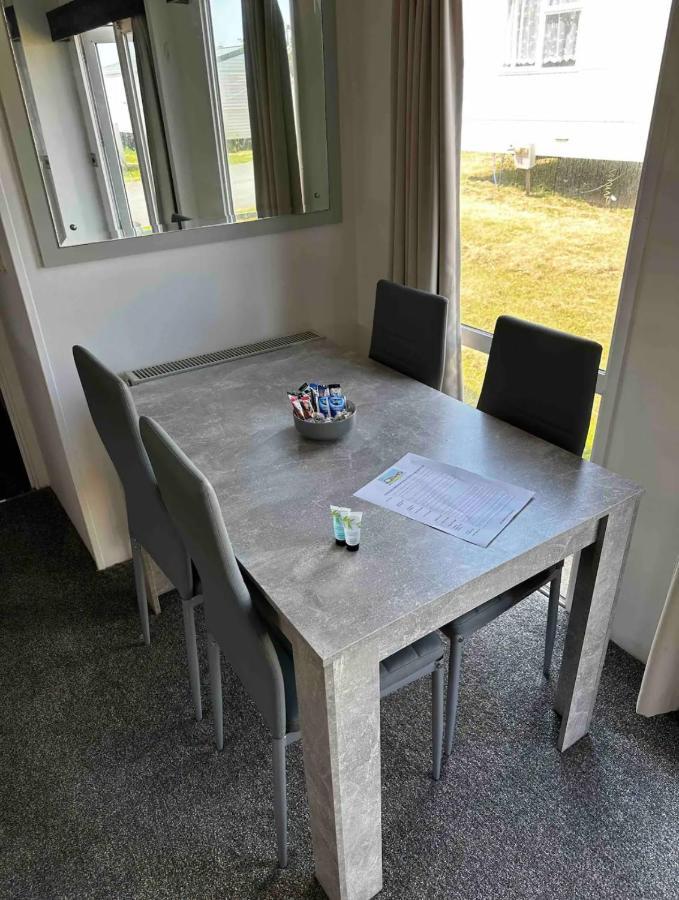 2 Bedroom Caravan With Sea Views Eastchurch ภายนอก รูปภาพ